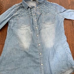 Light blue shirt with white pearls🌸